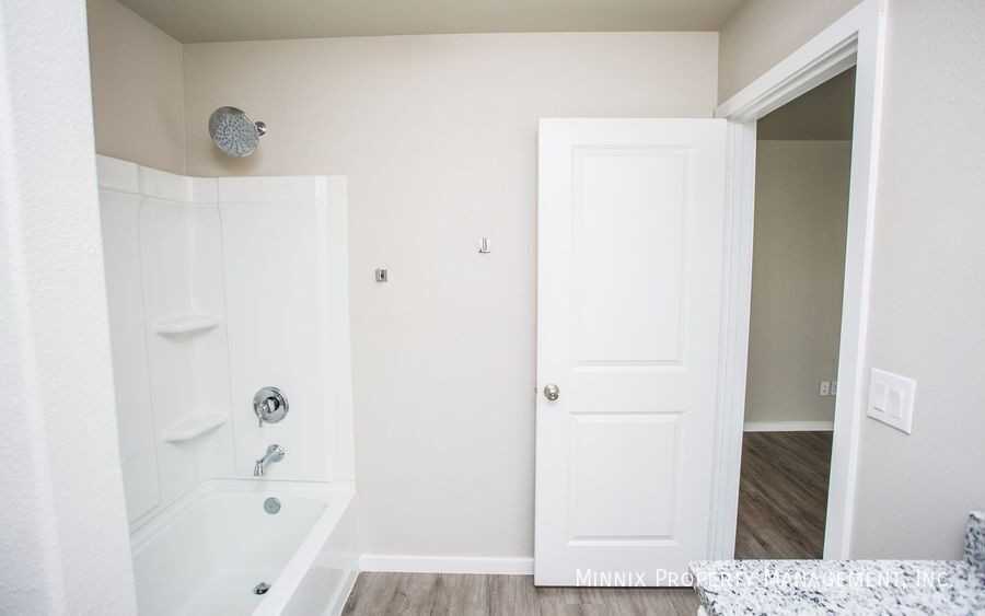 2035 Kenwood Ave - Photo 4 of 41