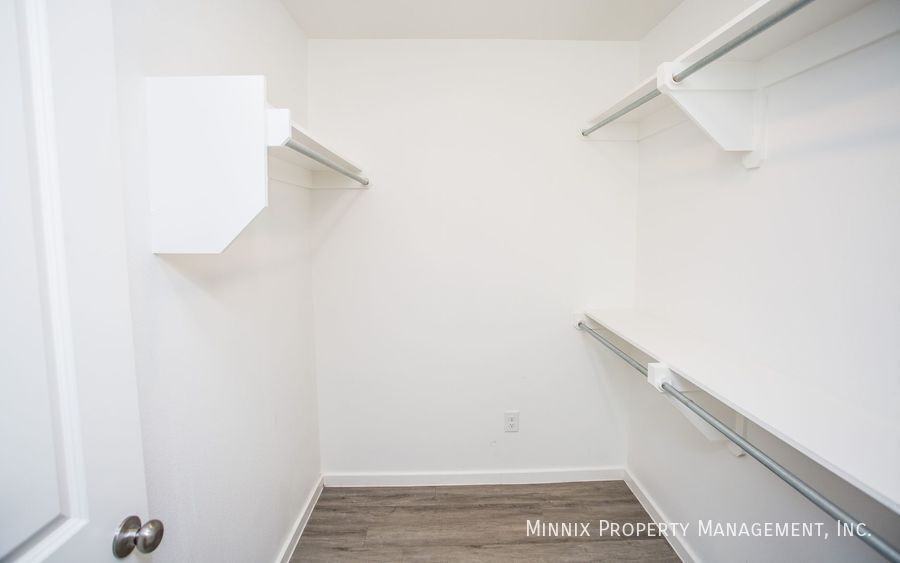 2035 Kenwood Ave - Photo 5 of 41