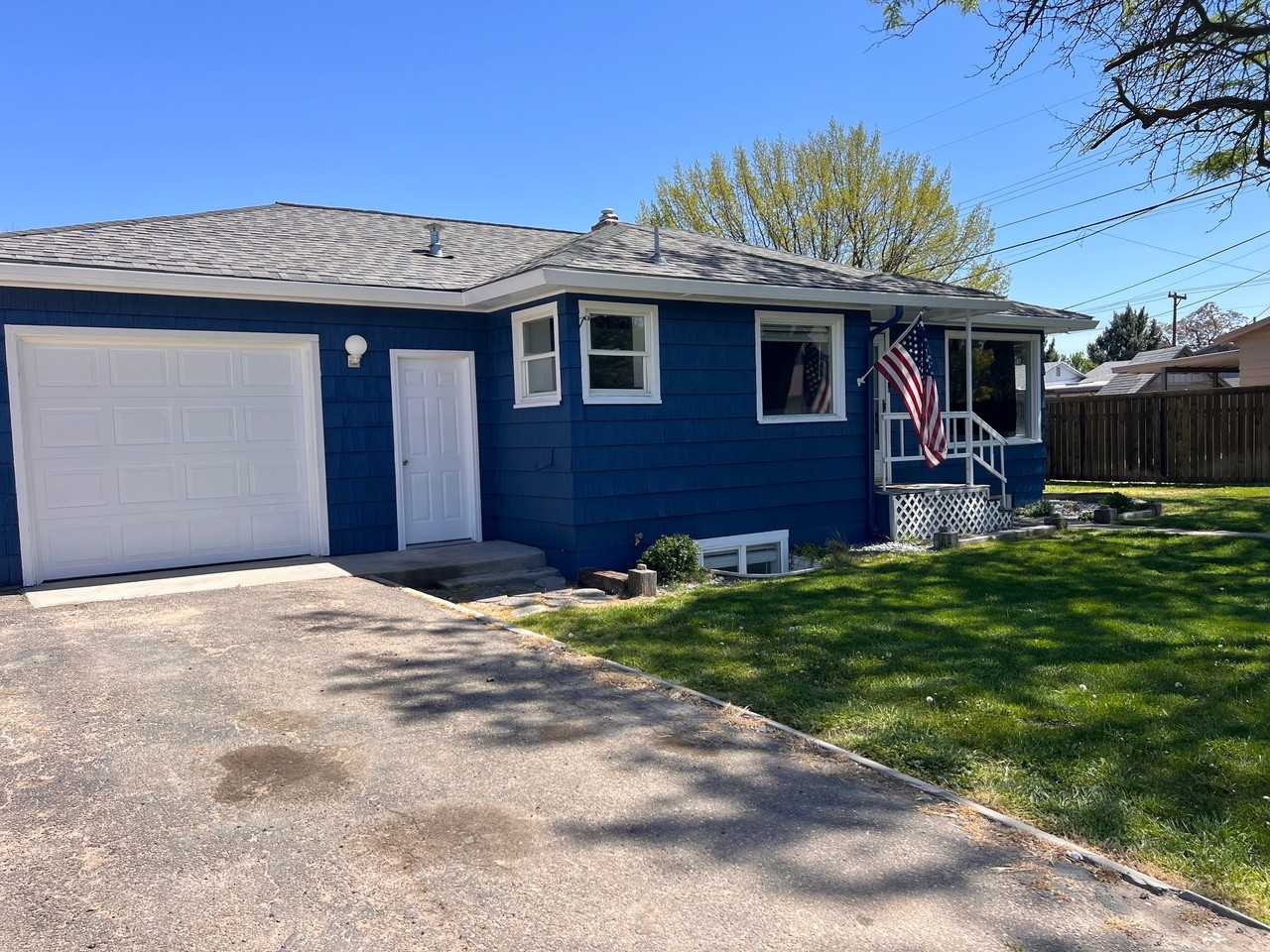 2411 S Illinois Ave - Photo 2 of 16