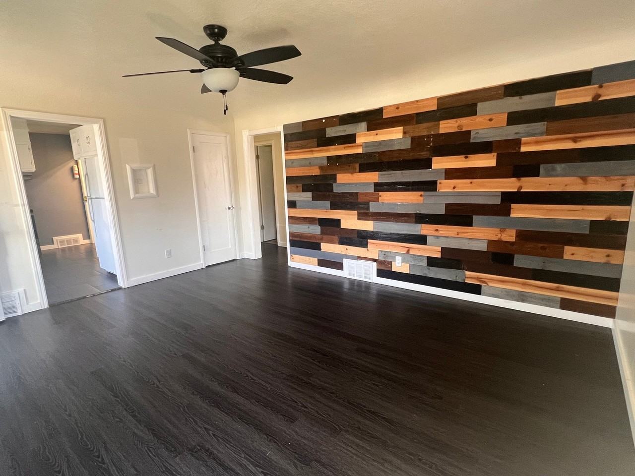 2411 S Illinois Ave - Photo 3 of 16