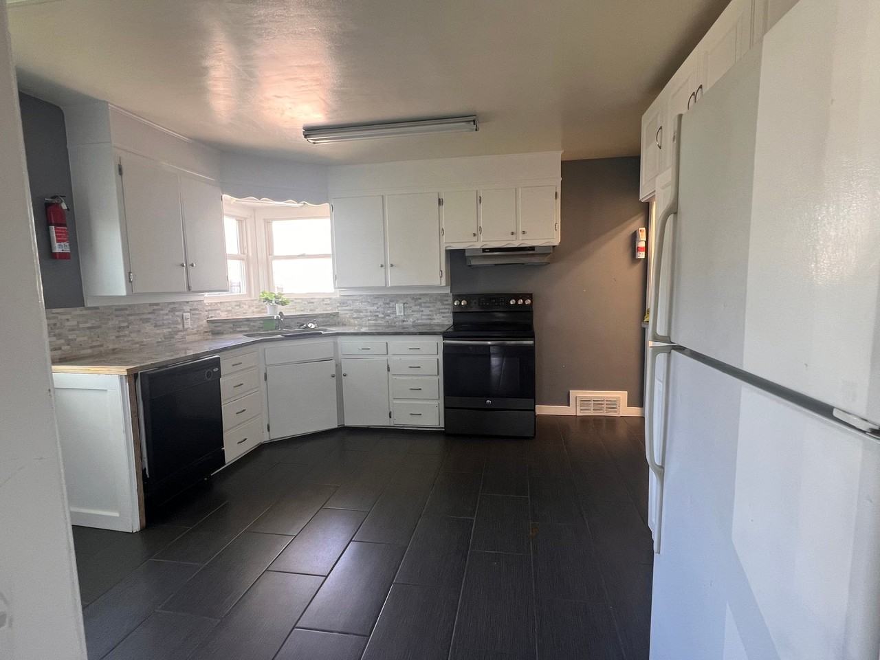 2411 S Illinois Ave - Photo 4 of 16
