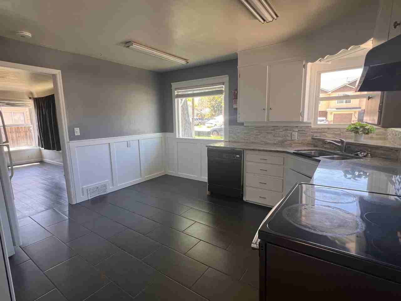 2411 S Illinois Ave - Photo 5 of 16