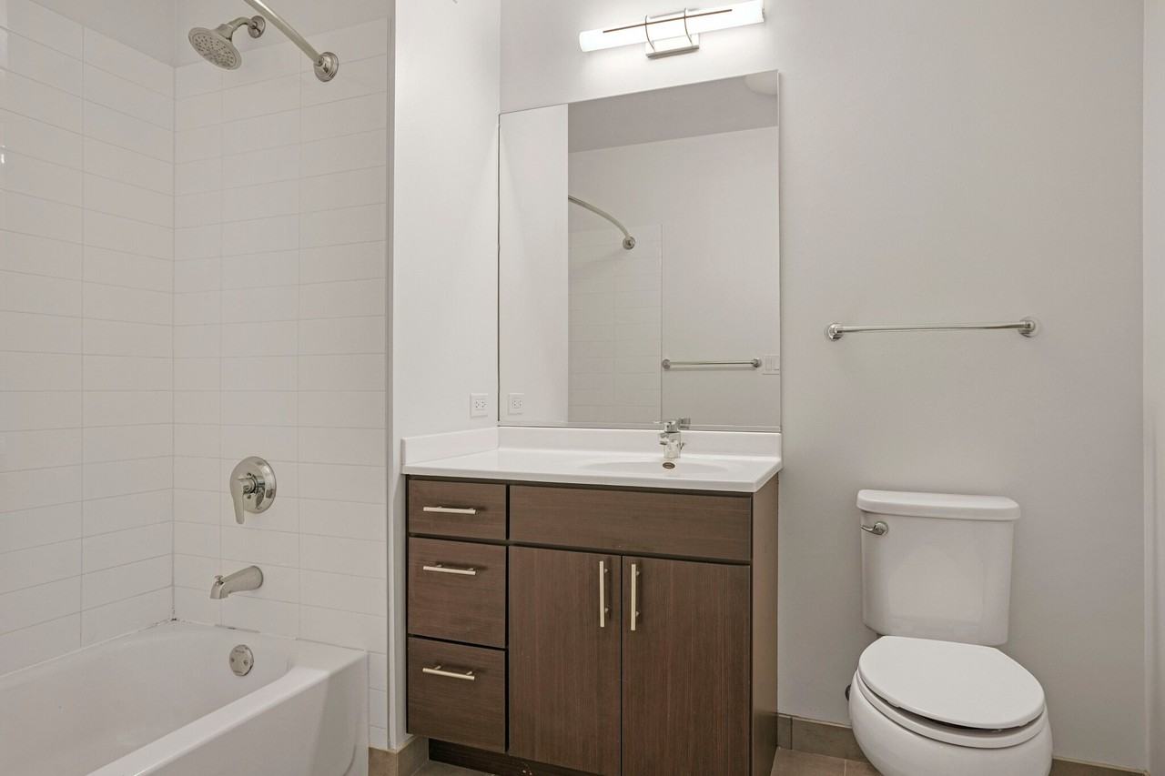 163 W Superior St - Photo 5 of 9