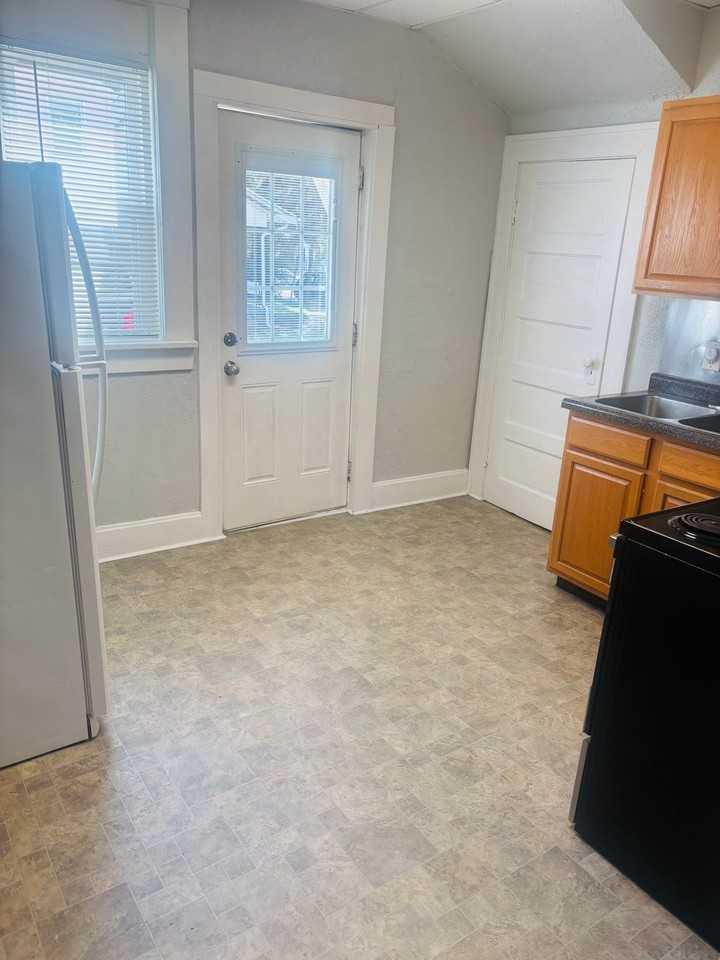 654 Oak St #C - Photo 3 of 11