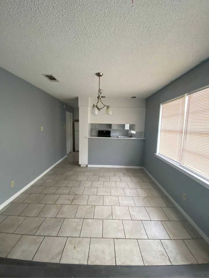 1004 Mary Jane Cir - Photo 3 of 9