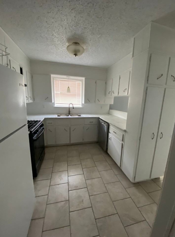 1004 Mary Jane Cir - Photo 6 of 9