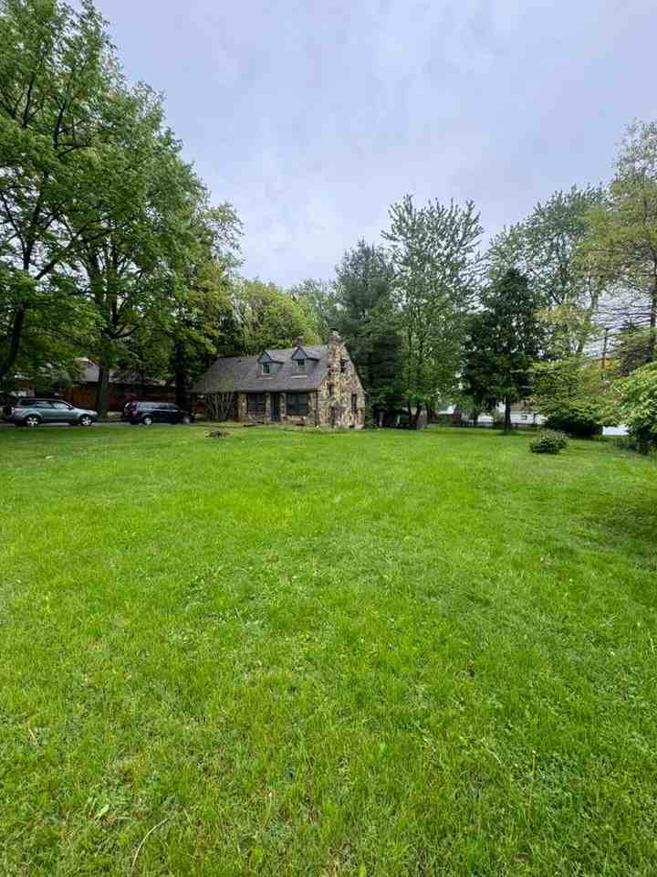 2093 Newcome St - Photo 2 of 20