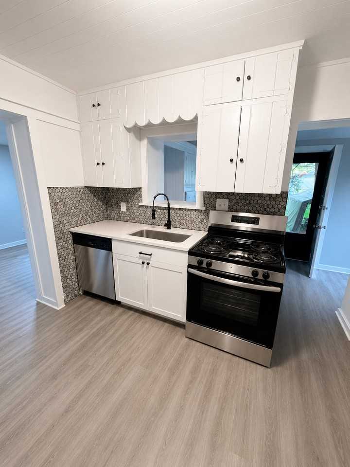 2093 Newcome St - Photo 3 of 20