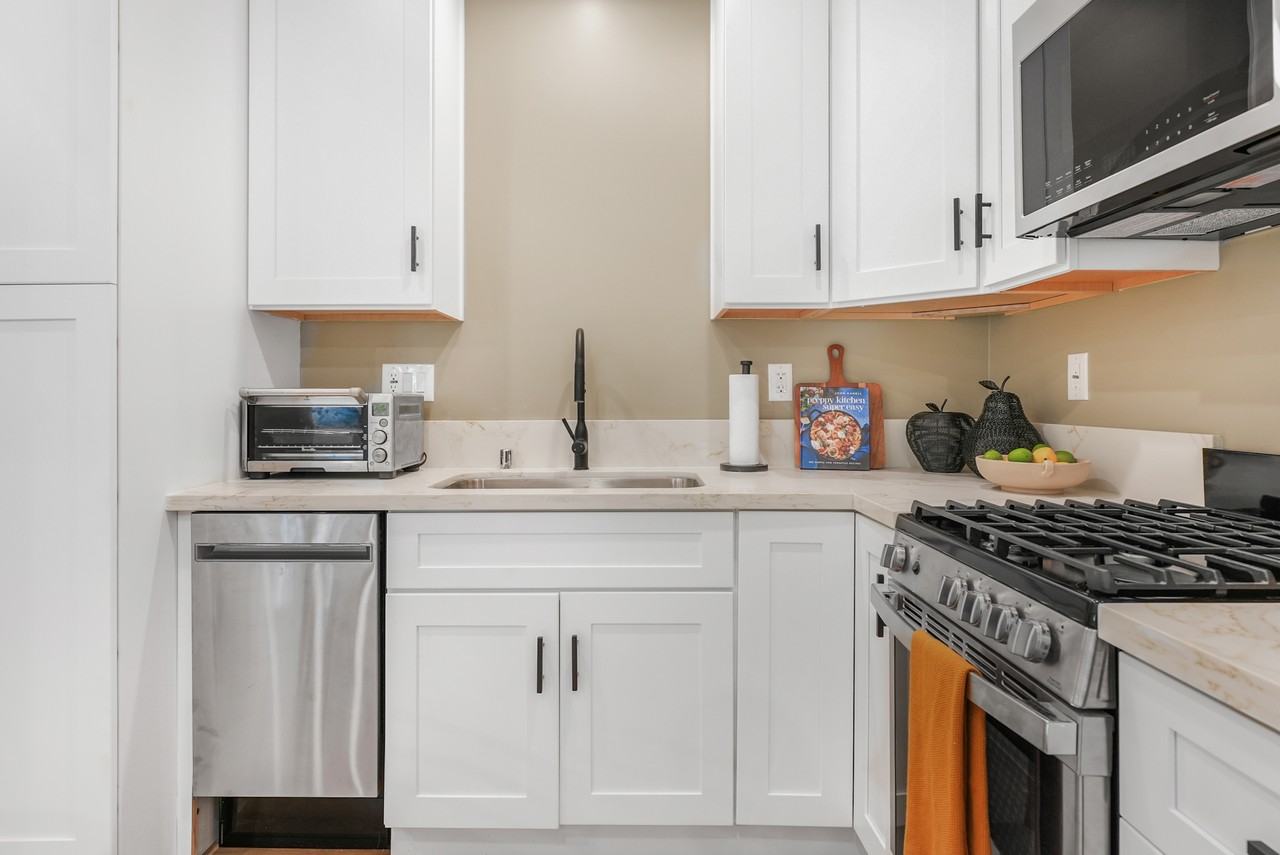 1106 N Beachwood Dr #NA - Photo 4 of 11