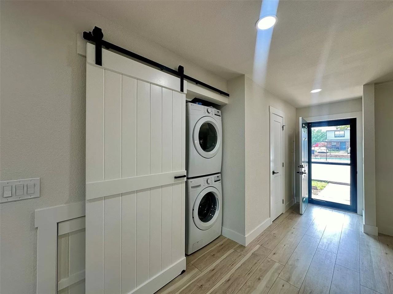 648 W Collins St - Photo 5 of 20