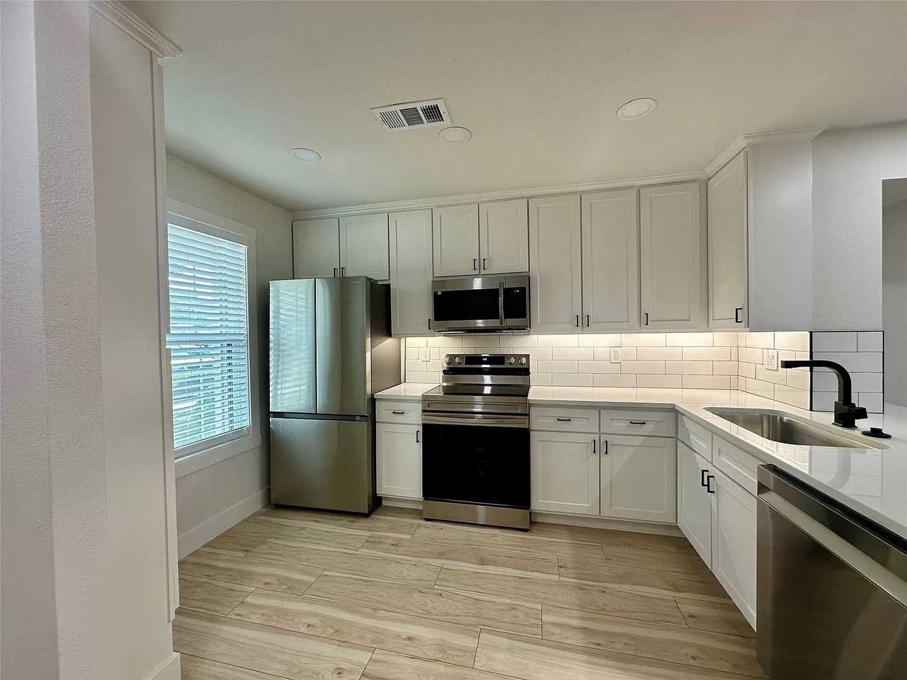 648 W Collins St - Photo 6 of 20