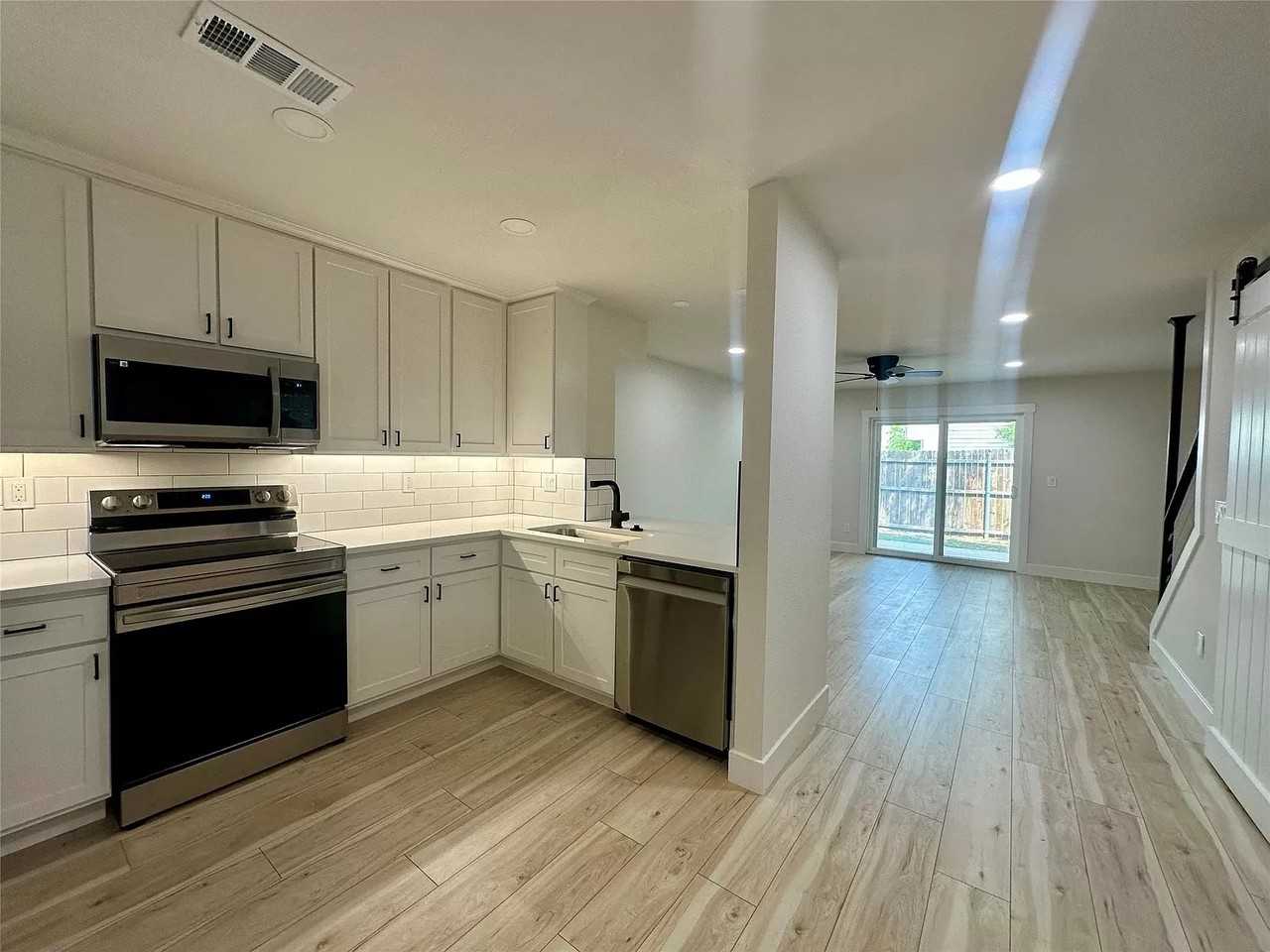 648 W Collins St - Photo 7 of 20