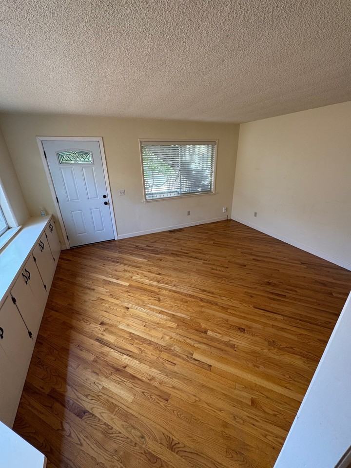 206 10th St #206 - Photo 2 of 6