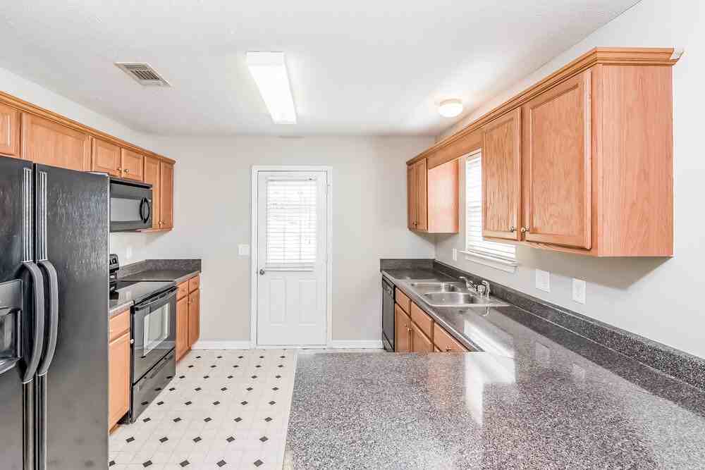 1202 Elisha Ct - Photo 4 of 13