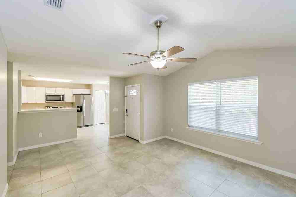 1040 W 7th St - Photo 4 of 19