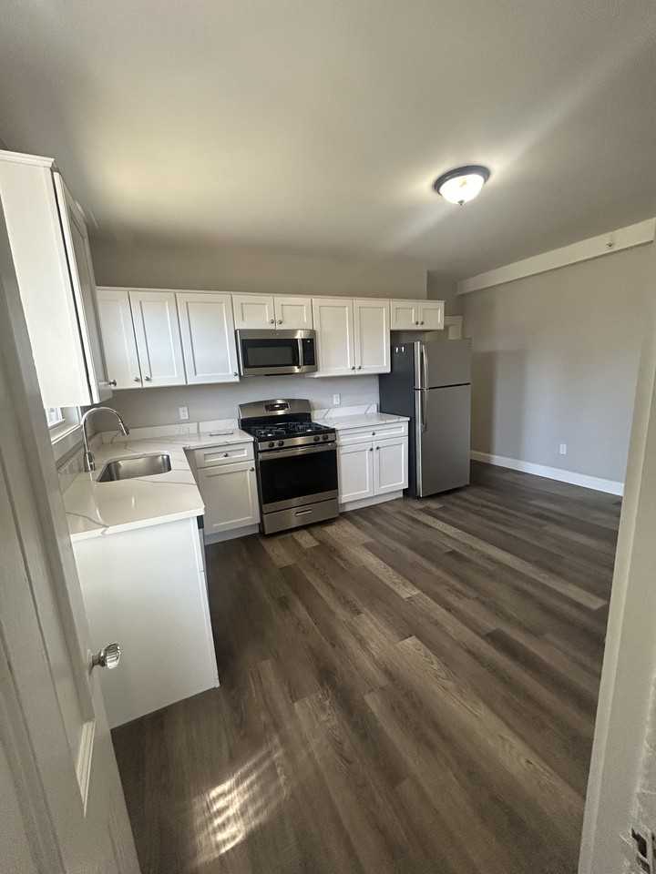 666 Metropolitan Ave #3 - Photo 3 of 10