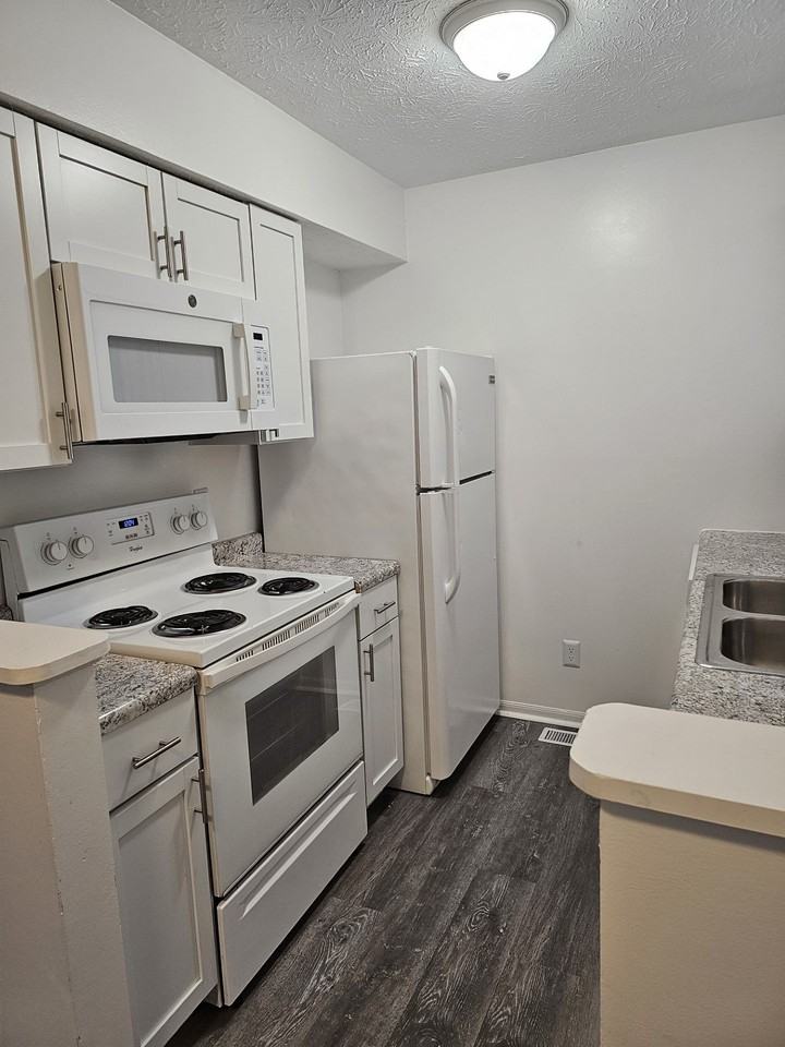 Center Street Apartments - Photo 7 of 28