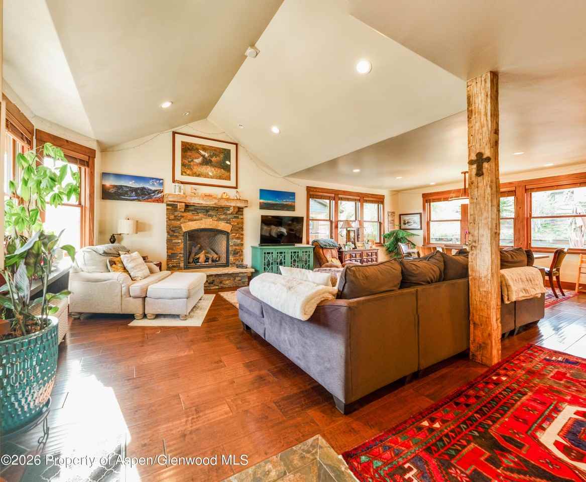 109 Valley Ct - Photo 3 of 41