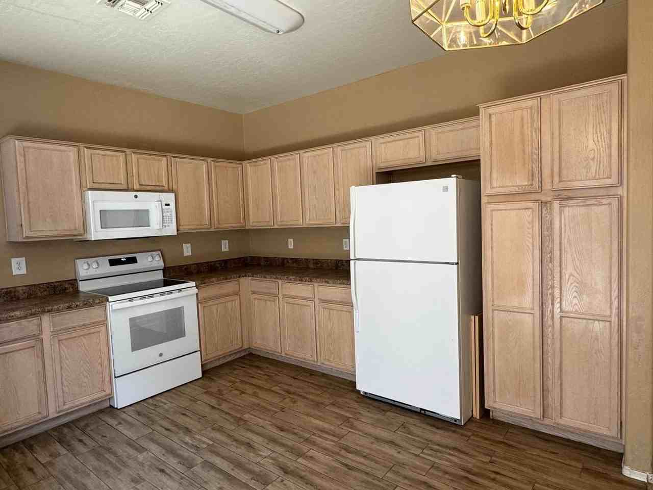 1814 S 114th Dr - Photo 4 of 12