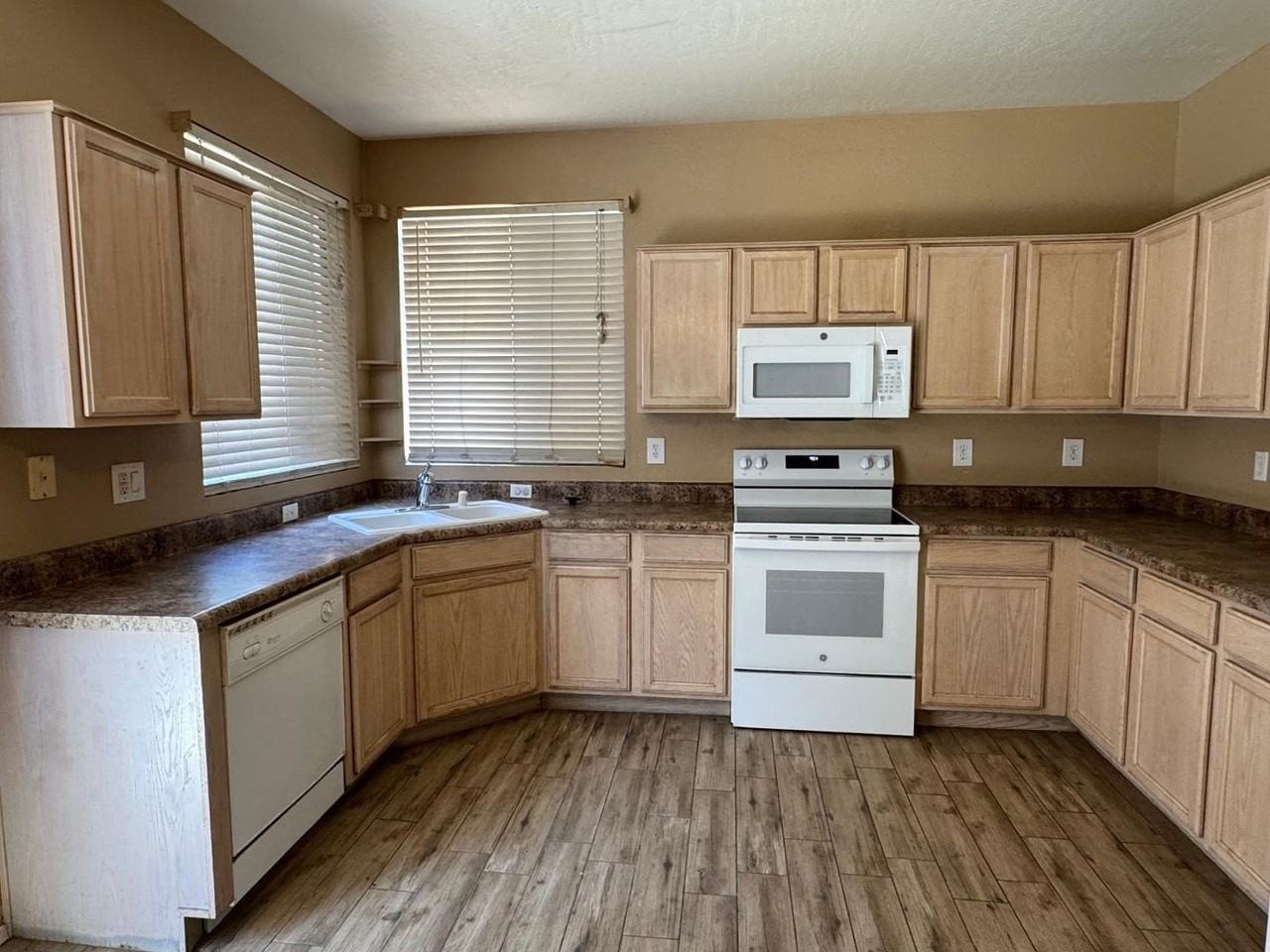 1814 S 114th Dr - Photo 6 of 12