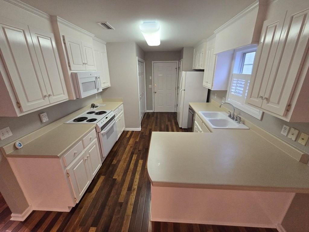 110 N Idlewild Path - Photo 6 of 8