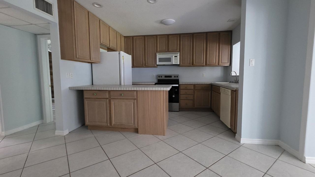 1125 S Ocean Dr - Photo 6 of 9