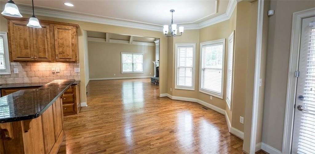606 Lakeshore Ct - Photo 6 of 31