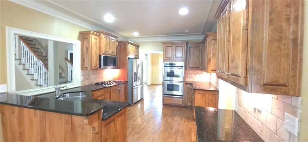 606 Lakeshore Ct - Photo 7 of 31