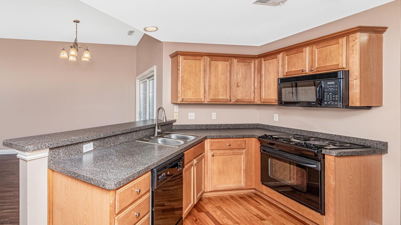 45605 Graystone Ln - Photo 7 of 20