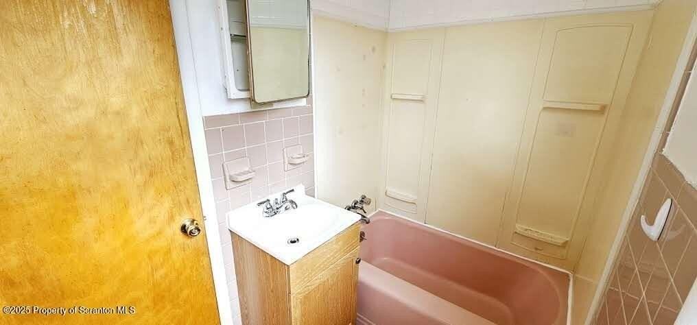 942 E Elm St #2ndFL - Photo 6 of 12