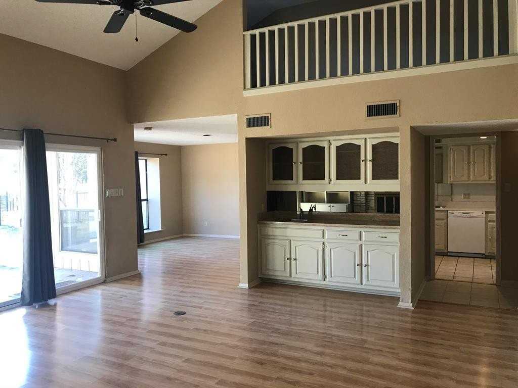 379 Englewood Dr - Photo 4 of 10