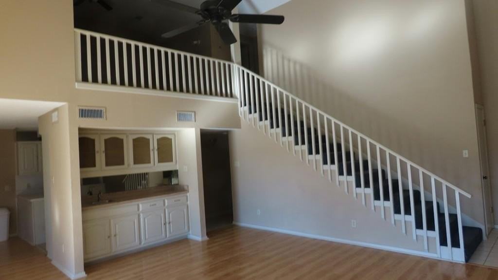 379 Englewood Dr - Photo 5 of 10