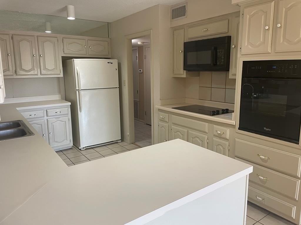 379 Englewood Dr - Photo 6 of 10
