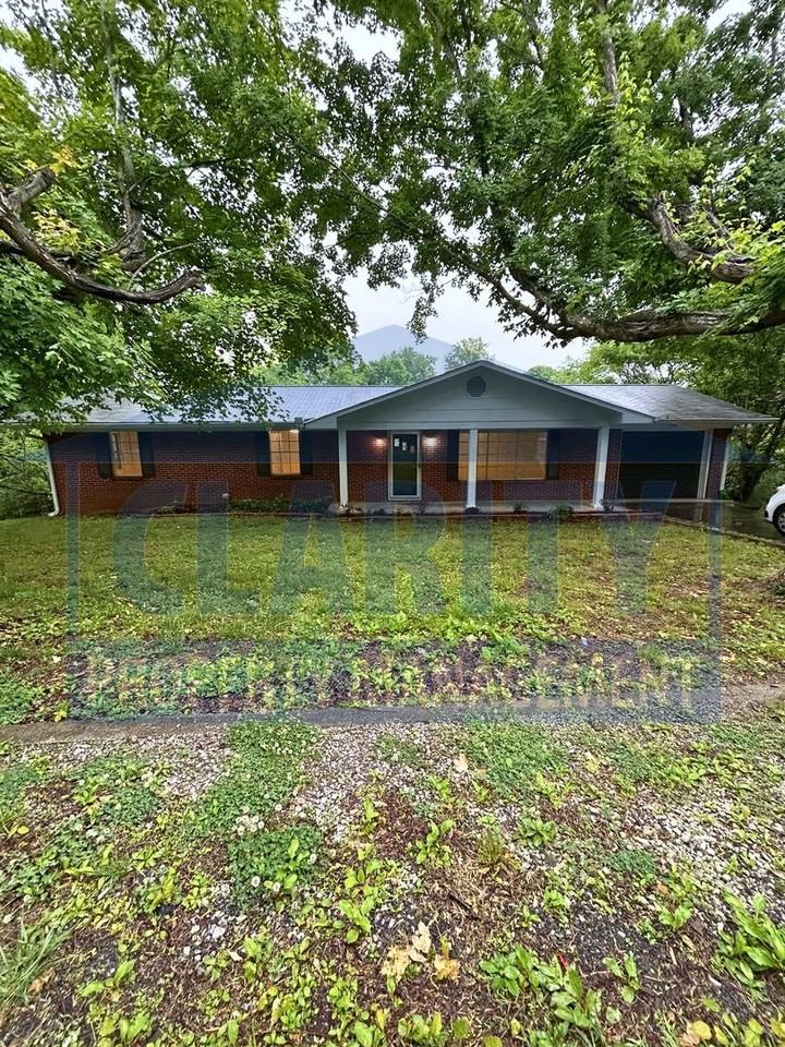 809 Dockery Ln Se