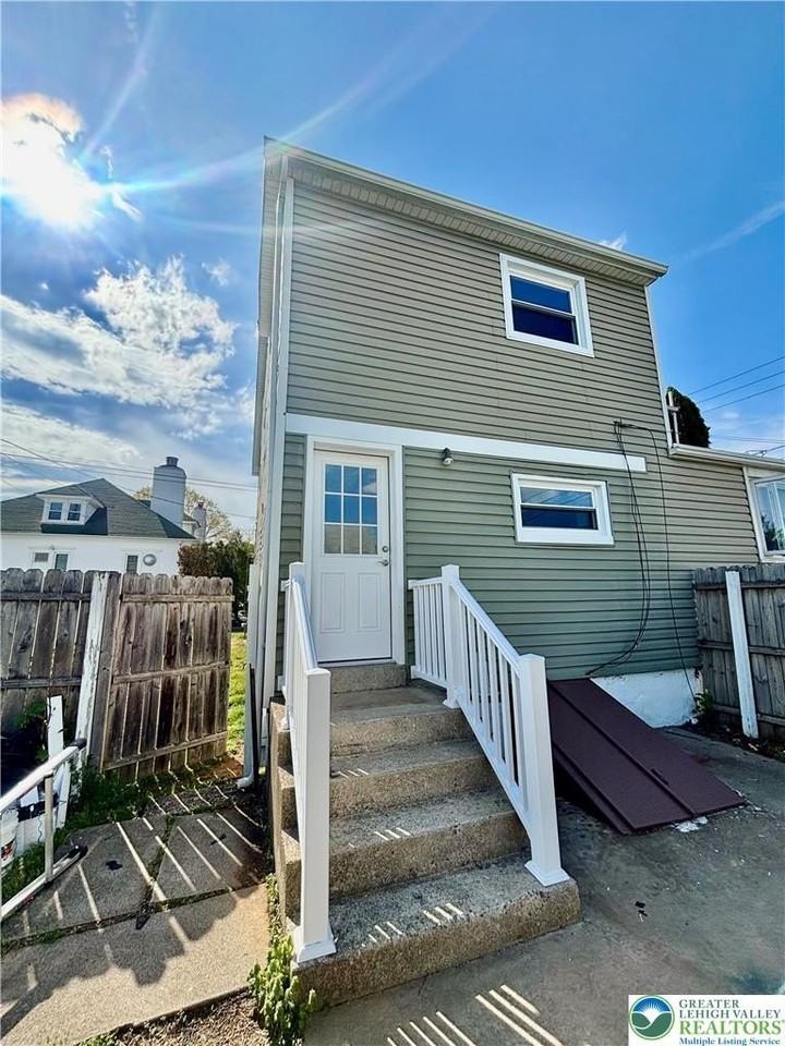 520 Pulaski St - Photo 3 of 20