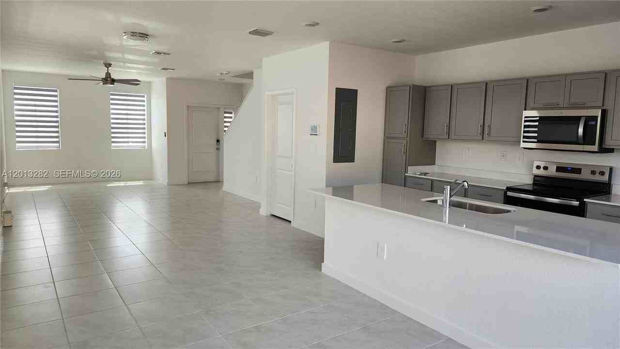 371 Ne 16th St #371 - Photo 6 of 48