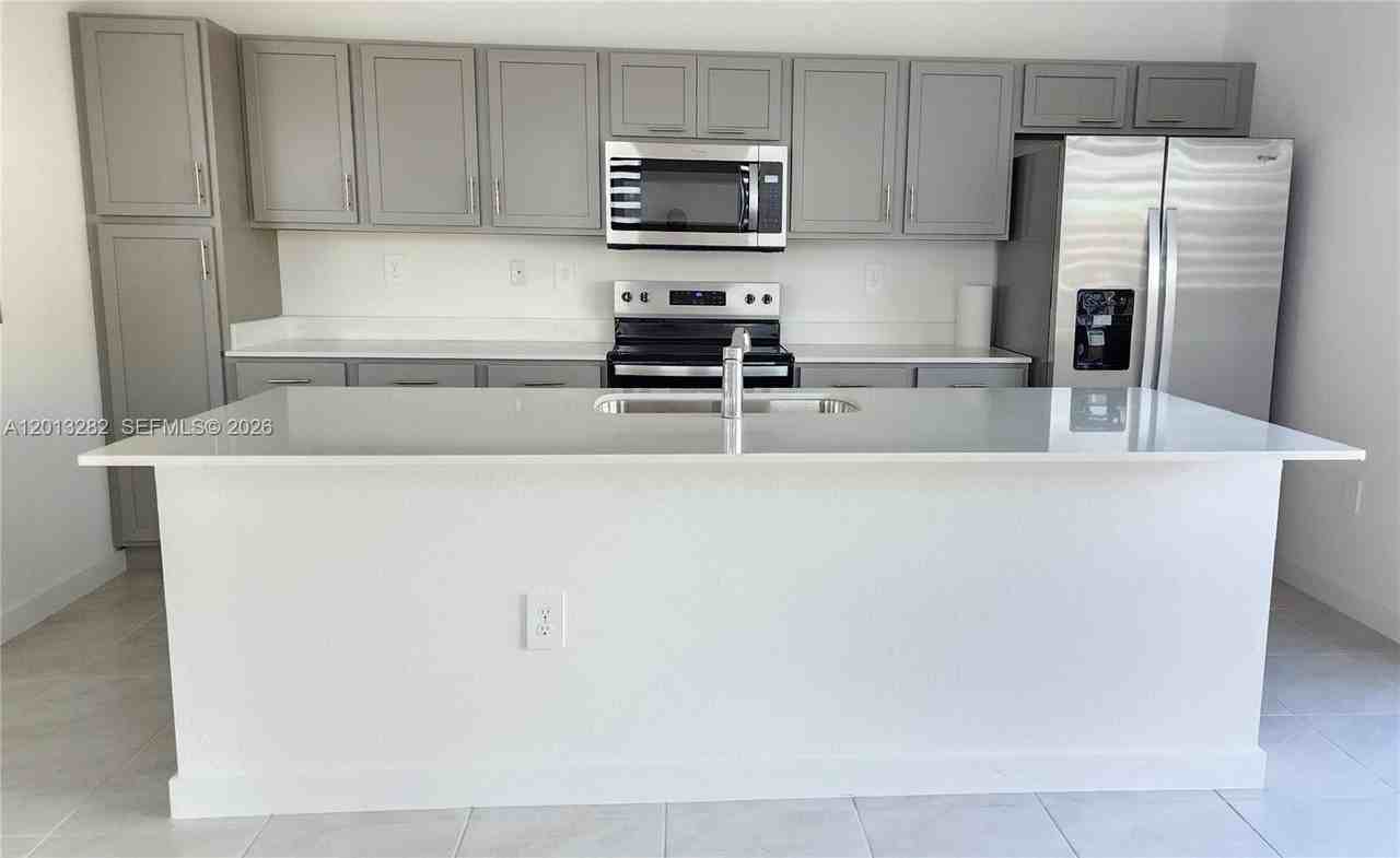 371 Ne 16th St #371 - Photo 3 of 48