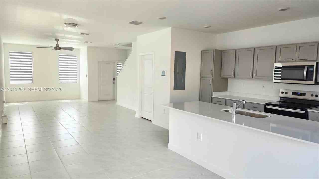 371 Ne 16th St #371 - Photo 4 of 48