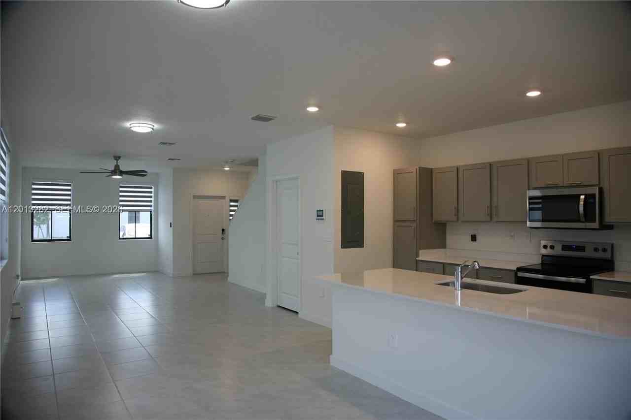 371 Ne 16th St #371 - Photo 5 of 48