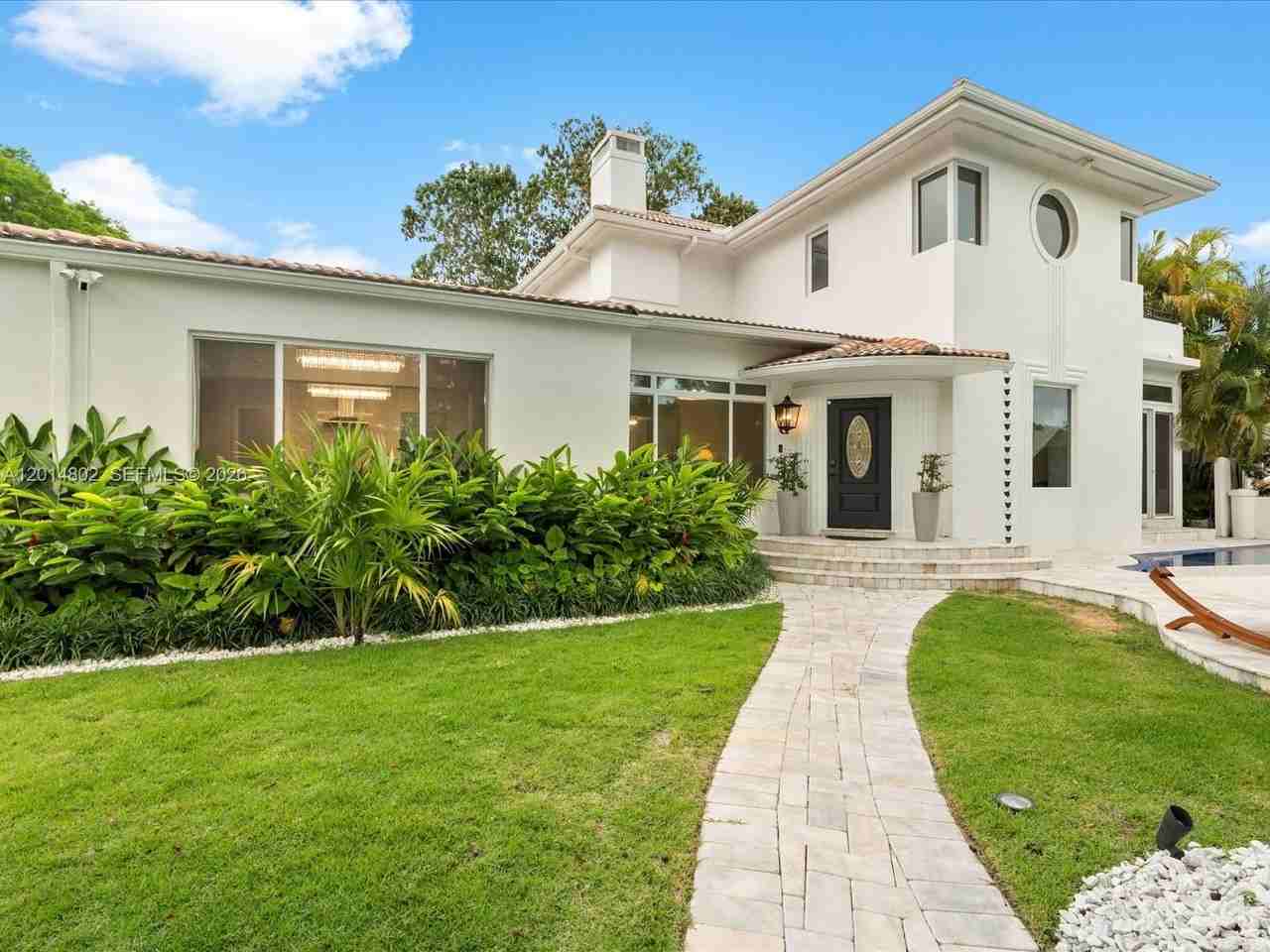 825 Sw 23rd Rd #1 - Photo 2 of 50