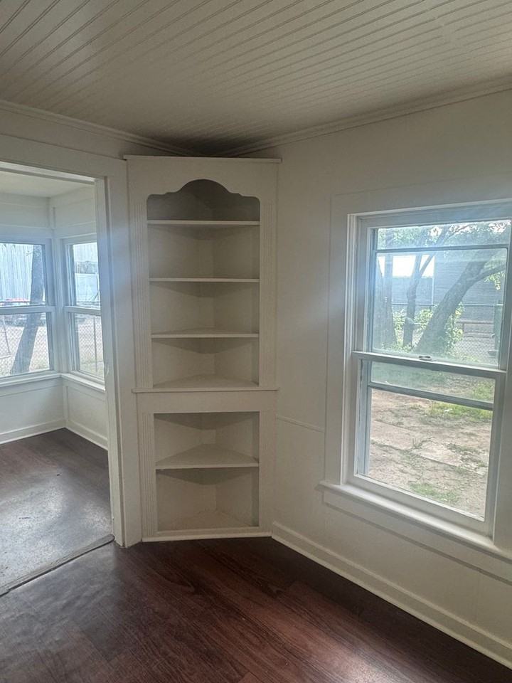 106 N Merrimac St - Photo 3 of 23