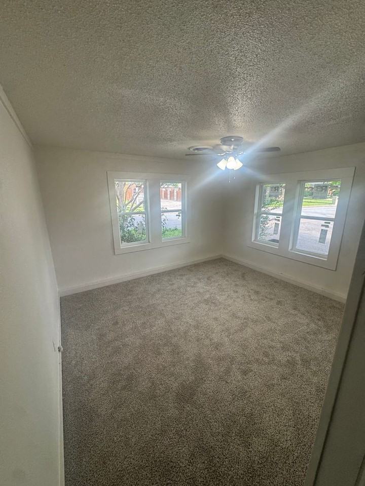 106 N Merrimac St - Photo 5 of 23