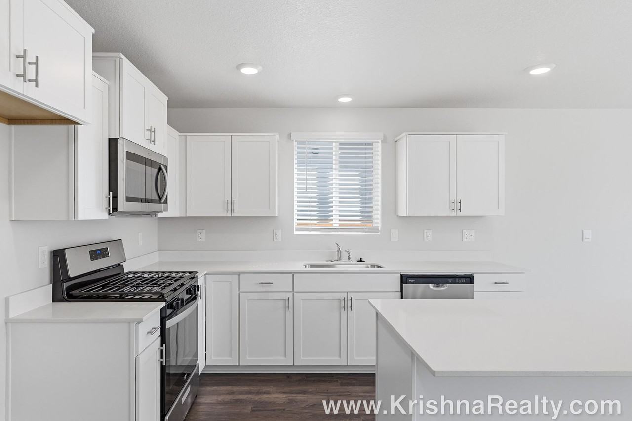 377 Stella St Ne - Photo 3 of 25