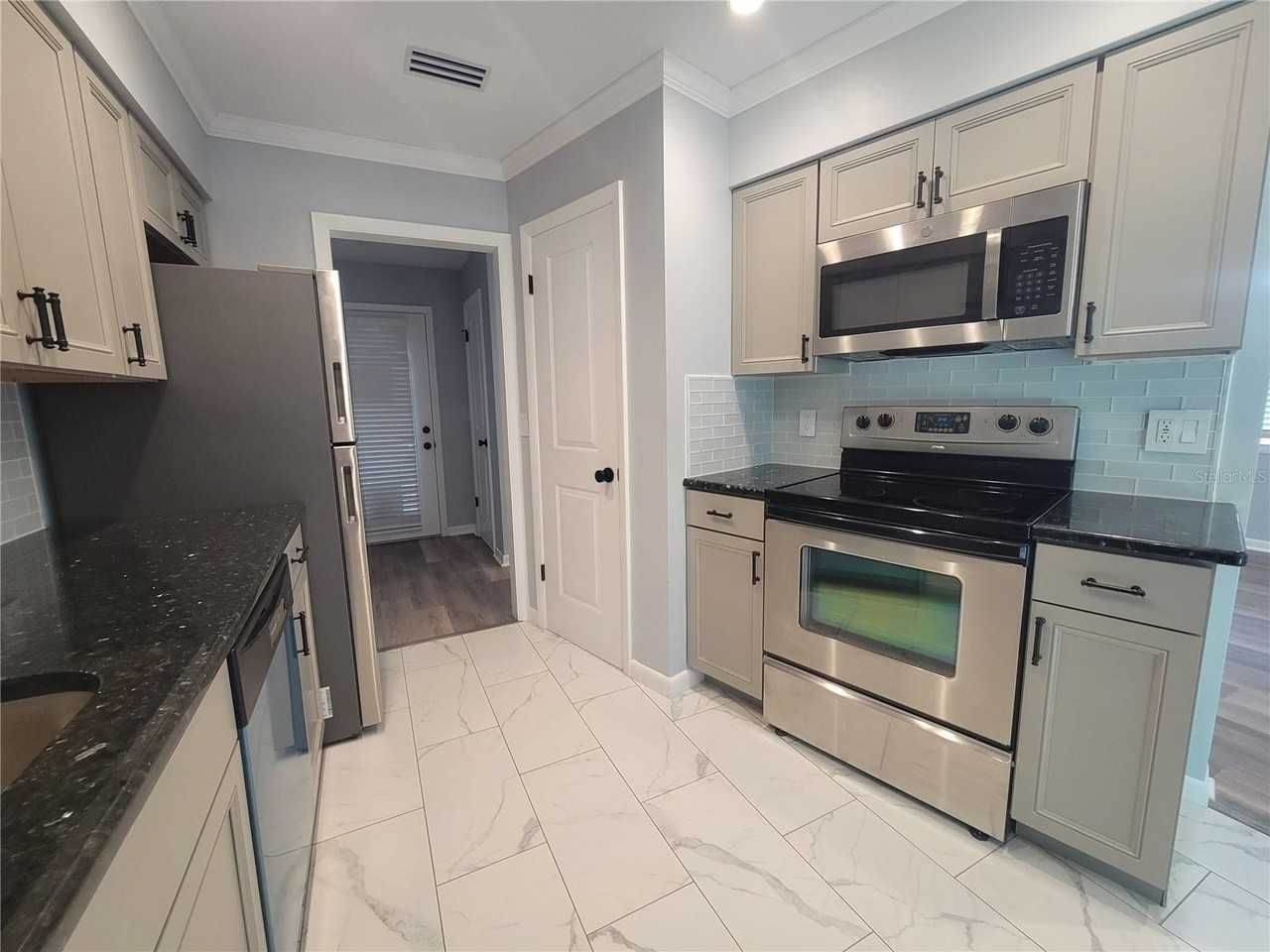 21147 Sw Honeysuckle St - Photo 5 of 19