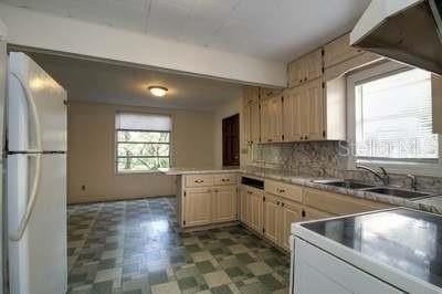 1405 Ne 55th St - Photo 5 of 22