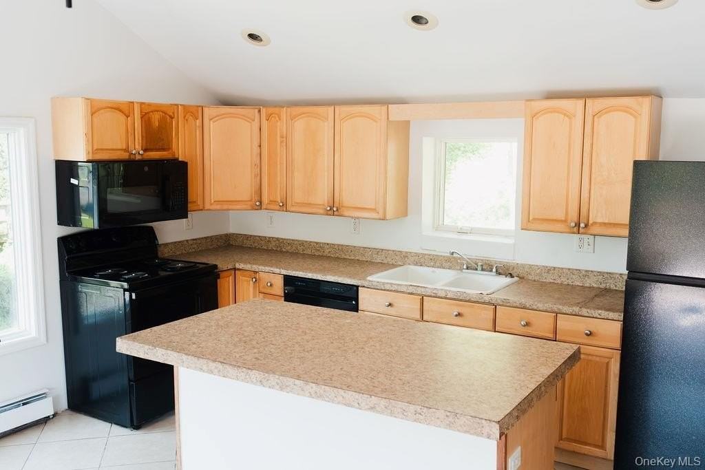 435 Abeel St - Photo 3 of 19