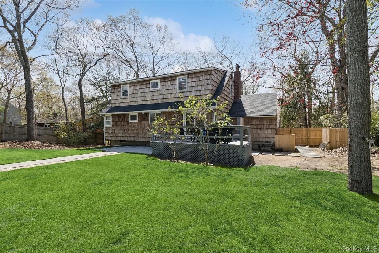 135 Pembroke Dr - Photo 3 of 35