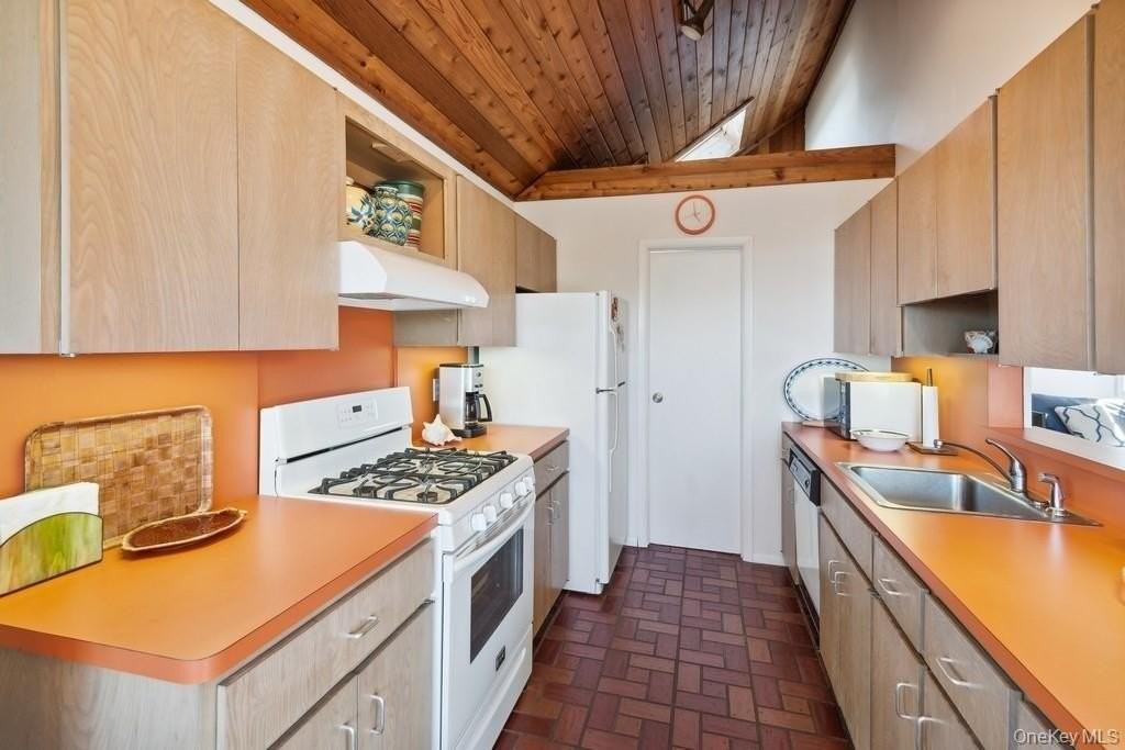 46 Captain Kidds Path - Photo 3 of 16