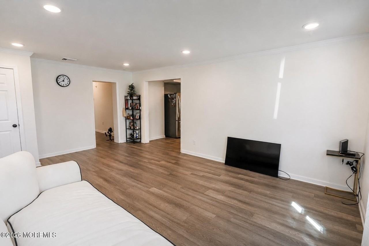 837 Forest Ave - Photo 2 of 10