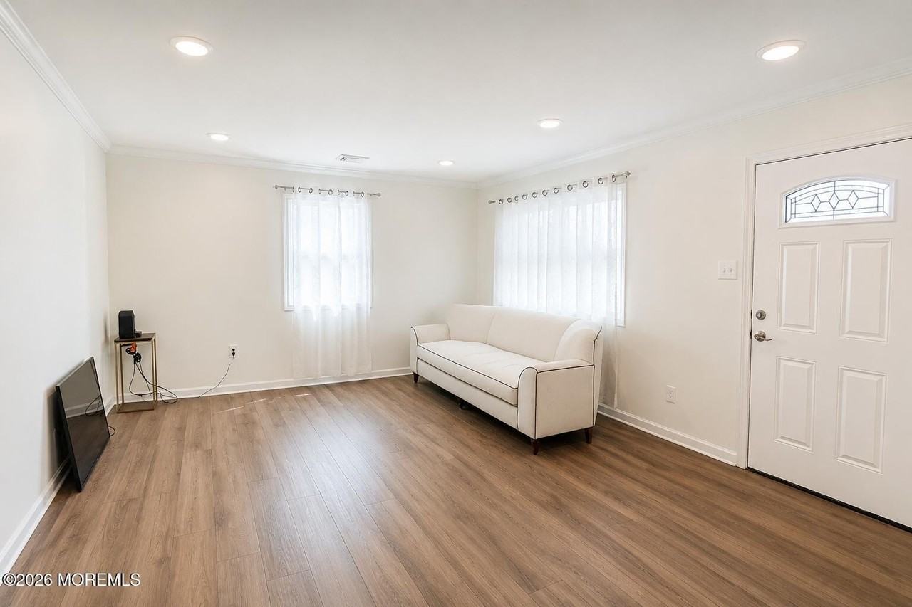 837 Forest Ave - Photo 3 of 10